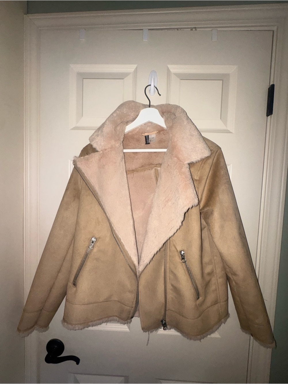 ✨🤍 H&M Divided Faux Shearling Moto Jacket Beige Tan Sherpa Coat Size Medium 🤍✨ - Picture 2 of 12